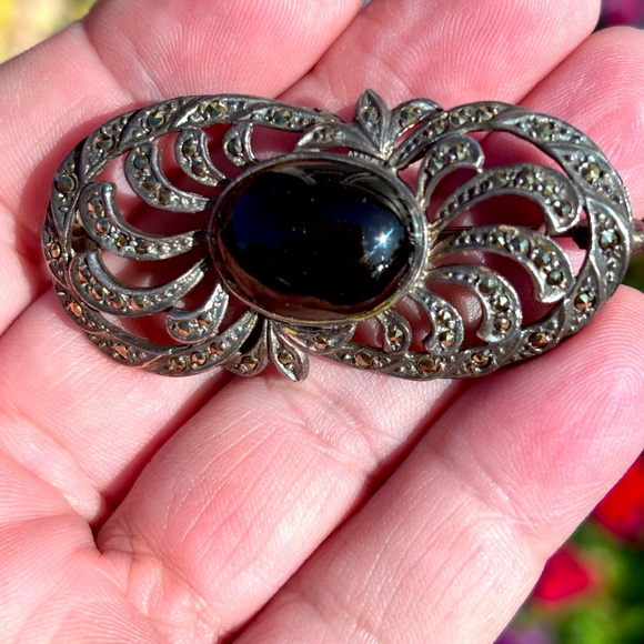 Elegant Black and Silver Marcasite Brooch - Picture 1 of 1